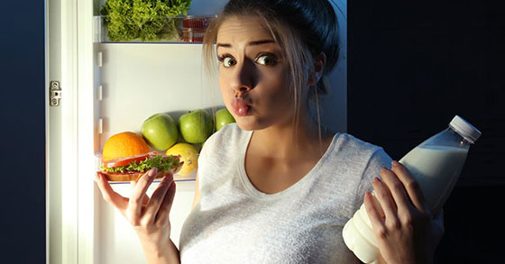 آیا غذا خوردن قبل از خواب بد است؟ 