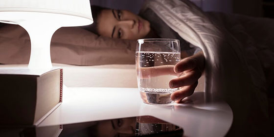 فواید نوشیدن آب قبل از خواب شب