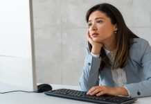 8 نشانه اینکه یک فرد عمیقا احساس تنهایی می کند