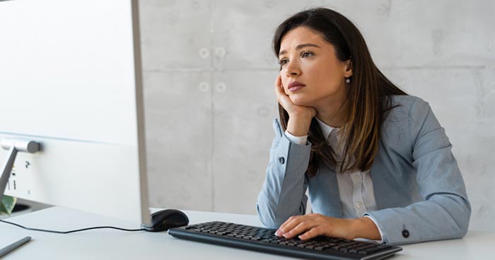 8 نشانه اینکه یک فرد عمیقا احساس تنهایی می کند